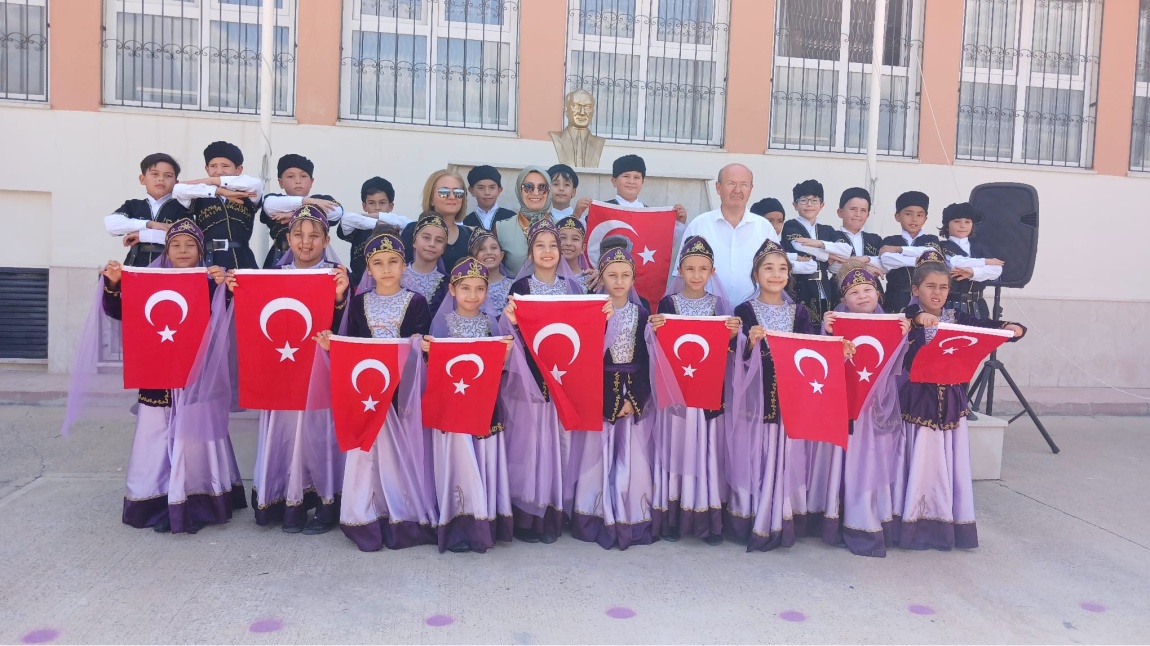 İL MİLLİ EĞİTİM MÜDÜRÜMÜZE OKULUMUZ ÖĞRENCİLERİ KAFKAS DANS GÖSTERİLERİNİ SUNDU